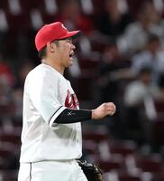 ７回、小川のゴロを処理したものの、二塁へ悪送球した坂倉（撮影・北村雅宏）