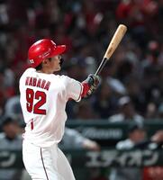 ８回、ソロを放つ名原（撮影・北村雅宏）