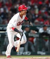 ３回、適時打を放つ名原（撮影・北村雅宏）