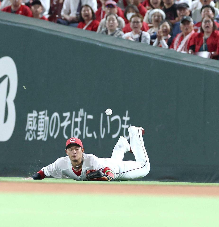 ８回、名原はソトのフライに飛び込むも捕球できず。勝ち越しの２点適時二塁打となる（撮影・北村雅宏）