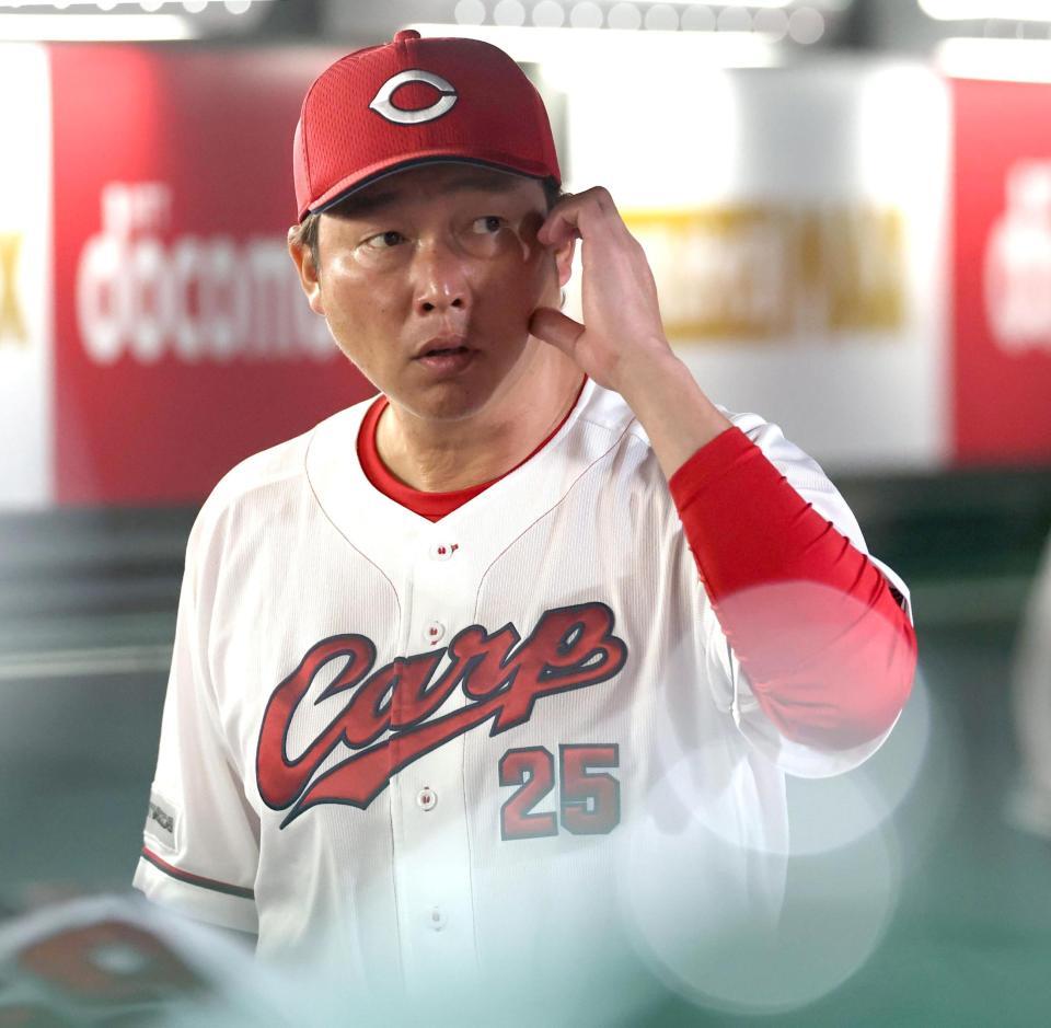 ６回を投げ終えた森のもとに向かう新井監督（撮影・北村雅宏）