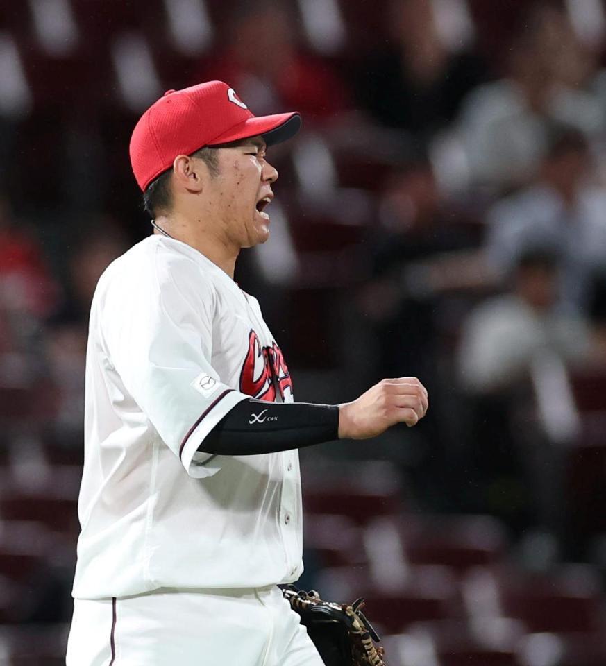 ７回、小川のゴロを処理したものの、二塁へ悪送球した坂倉（撮影・北村雅宏）