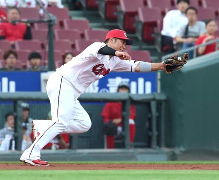 ２回、山口の放った三遊間のゴロを捕球する坂倉（撮影・北村雅宏）