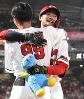 ８回、ソロを放った名原（右）は二俣と抱擁を交わす（撮影・北村雅宏）