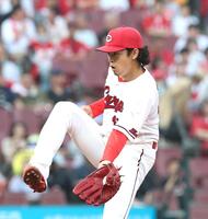 ２回、佐藤のライナーを捕球する鈴木（撮影・北村雅宏）