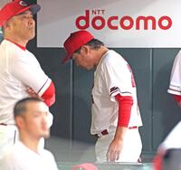 ４回を終えてベンチ奥へ向かう新井監督（中央）＝撮影・北村雅宏