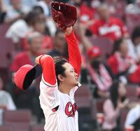 ４回、佐藤に勝ち越しとなる２点適時二塁打を浴びた鈴木（撮影・北村雅宏）