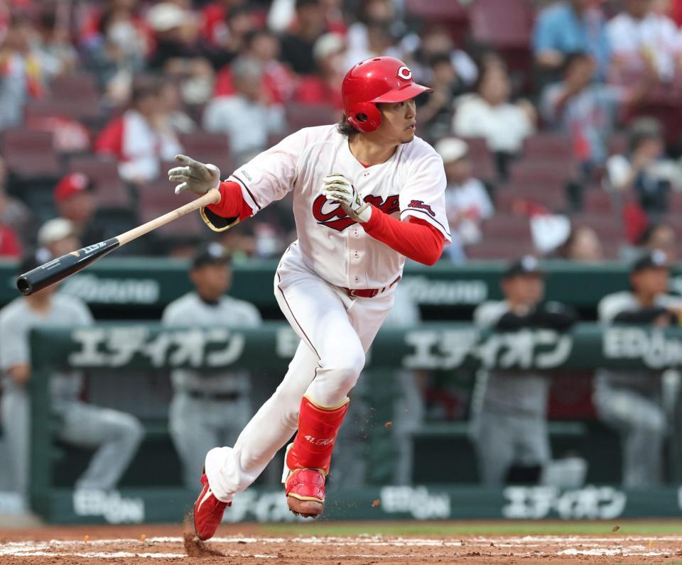 ３回、先制となる適時打を放つ鈴木（撮影・北村雅宏）