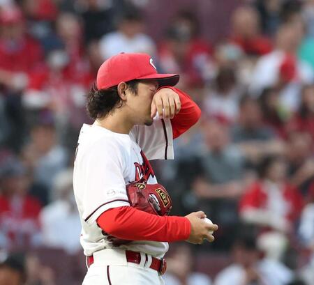 ４回、佐藤に勝ち越しとなる２点適時二塁打を浴びた鈴木（撮影・北村雅宏）