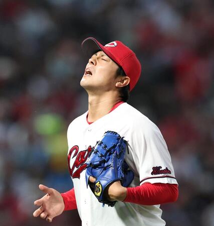 ５回、追加点を許した益田は顔をしかめながらベンチに戻る（撮影・北村雅宏）