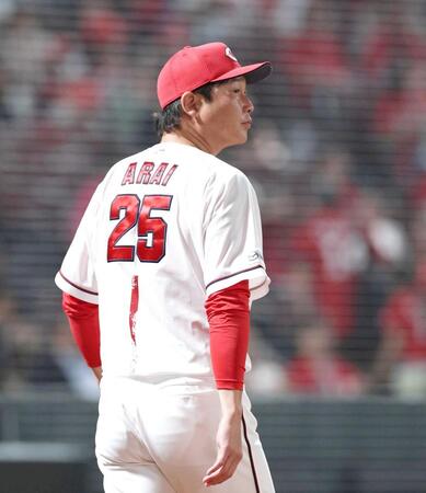 ８回、選手交代を告げる新井監督（撮影・北村雅宏）