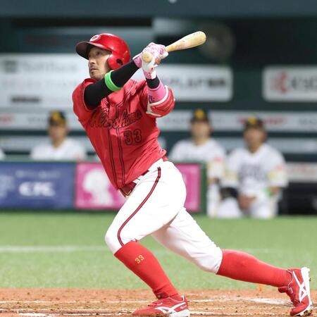 ４回、二塁打を放つ菊池（撮影・北村雅宏）