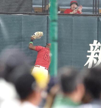 ３回、栗原の飛球を捕球したファビアン（撮影・北村雅宏）
