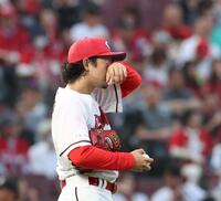 ４回、佐藤に勝ち越しとなる２点適時二塁打を浴びた鈴木（撮影・北村雅宏）