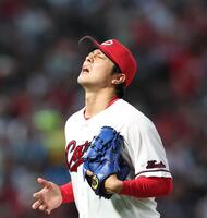５回、追加点を許した益田は顔をしかめながらベンチに戻る（撮影・北村雅宏）