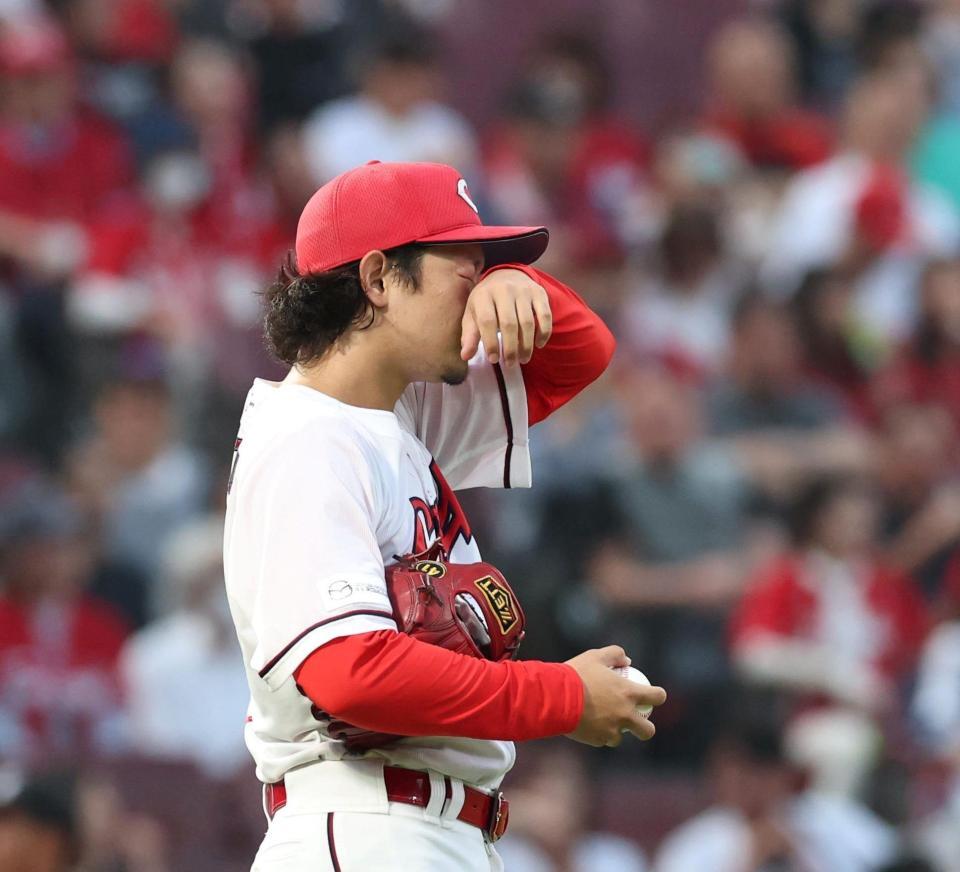 ４回、佐藤に勝ち越しとなる２点適時二塁打を浴びた鈴木（撮影・北村雅宏）