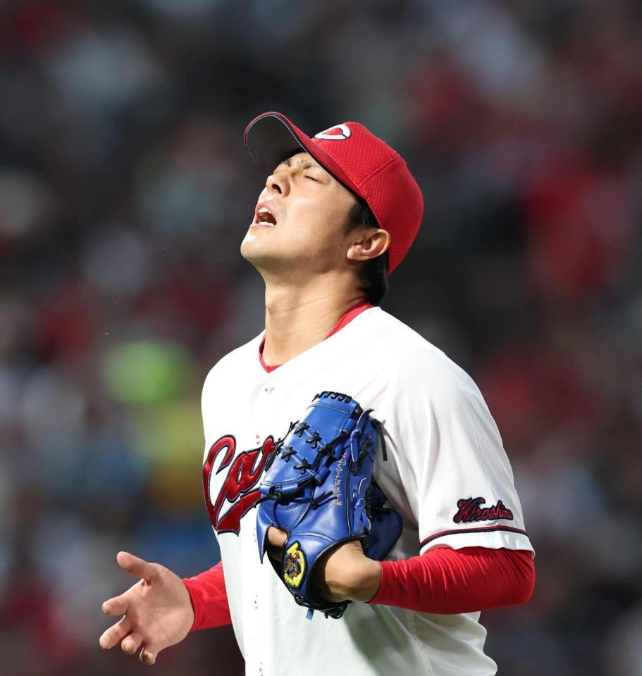 ５回、追加点を許した益田は顔をしかめながらベンチに戻る（撮影・北村雅宏）