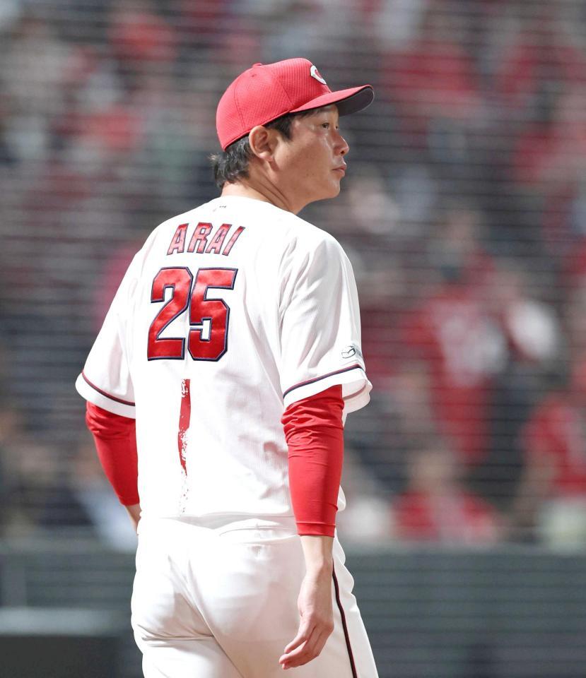 ８回、選手交代を告げる新井監督（撮影・北村雅宏）