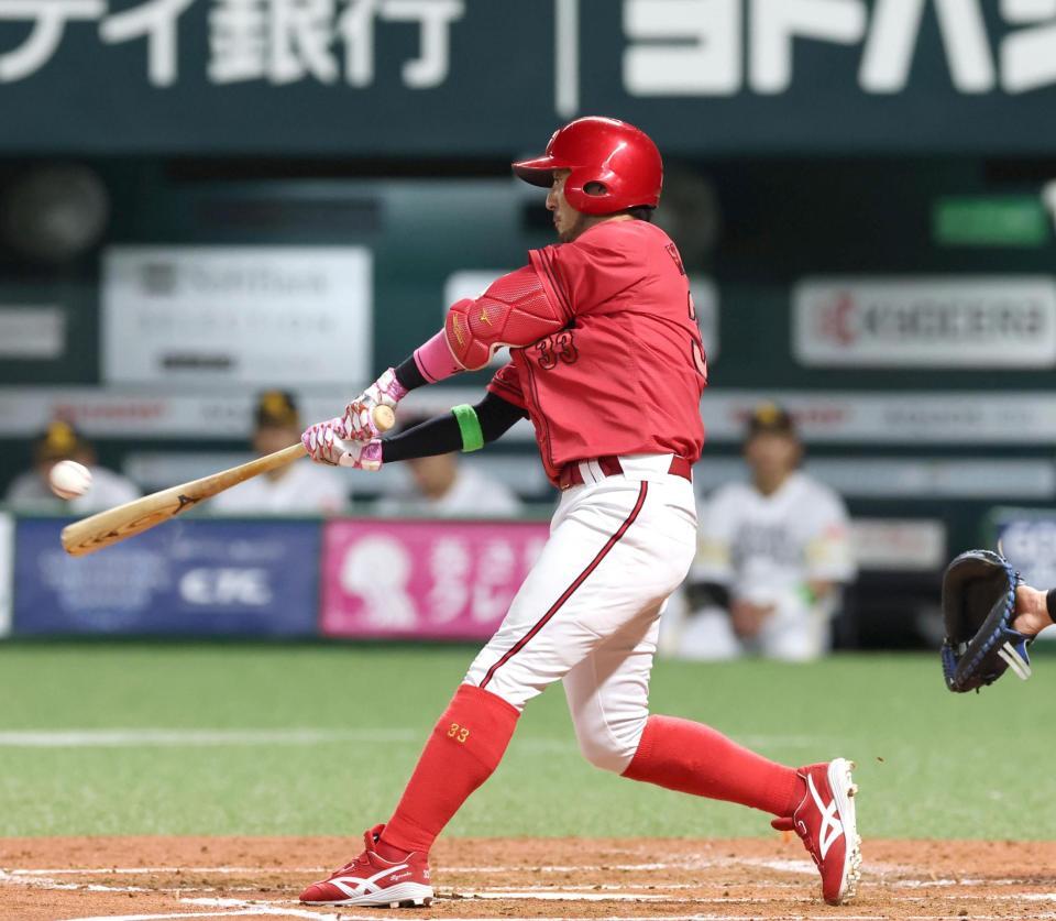 ４回、二塁打を放つ菊池（撮影・北村雅宏）