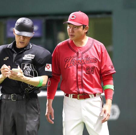 ８回、選手交代を告げる新井監督（撮影・北村雅宏）