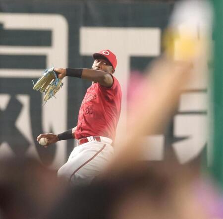 ５回、牧原の安打を処理し、本塁へ送球して二走・栗原を補殺するファビアン（撮影・北村雅宏）