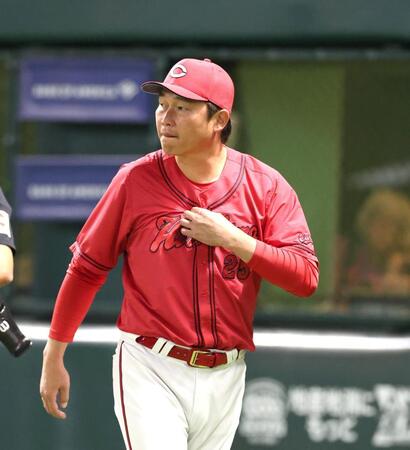 ８回の攻撃を終え、選手交代を告げる新井監督（撮影・北村雅宏）