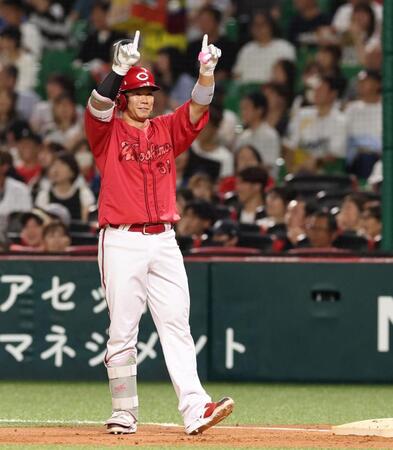 １回、先制となる適時打を放ち、指を立てる坂倉（撮影・北村雅宏）