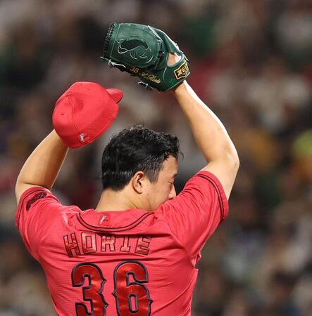 ６回、近藤に勝ち越し適時打を浴び、汗を拭う塹江（撮影・北村雅宏）