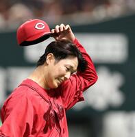 ２回、同点に追い付かれベンチに戻る森下（撮影・北村雅宏）
