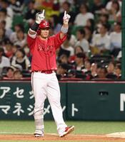 １回、先制となる適時打を放ち、指を立てる坂倉（撮影・北村雅宏）