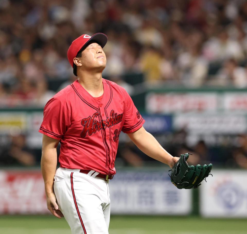 ６回、勝ち越しを許し、悔しげにベンチへ戻る塹江（撮影・北村雅宏）