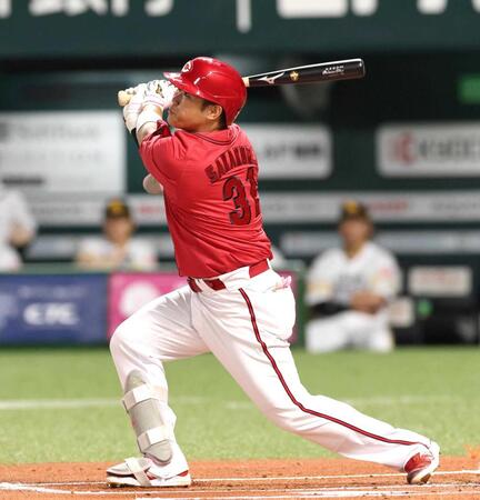 　１回、先制となる適時打を放つ坂倉