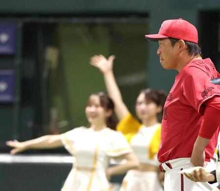 ７回の攻撃を終え、選手交代を告げに行こうとする新井監督（右）＝撮影・北村雅宏