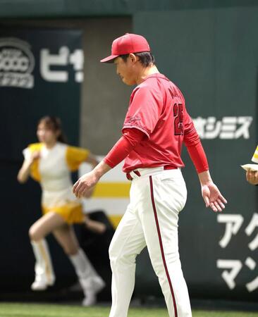 ７回の攻撃を終え、選手交代を告げに行く新井監督（撮影・北村雅宏）