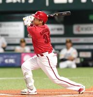 　１回、先制となる適時打を放つ坂倉