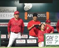 ソフトバンクにも３タテを食らい、険しい表情の新井監督（左）＝撮影・北村雅宏