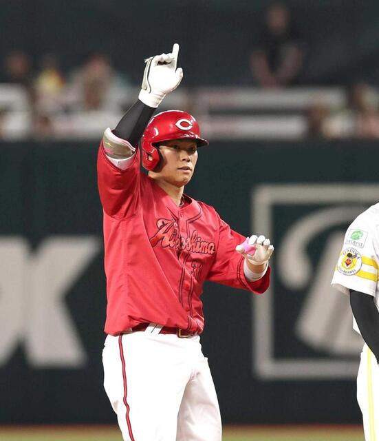 ３回、勝ち越しとなる適時二塁打を放った坂倉は指を立てる（撮影・北村雅宏）