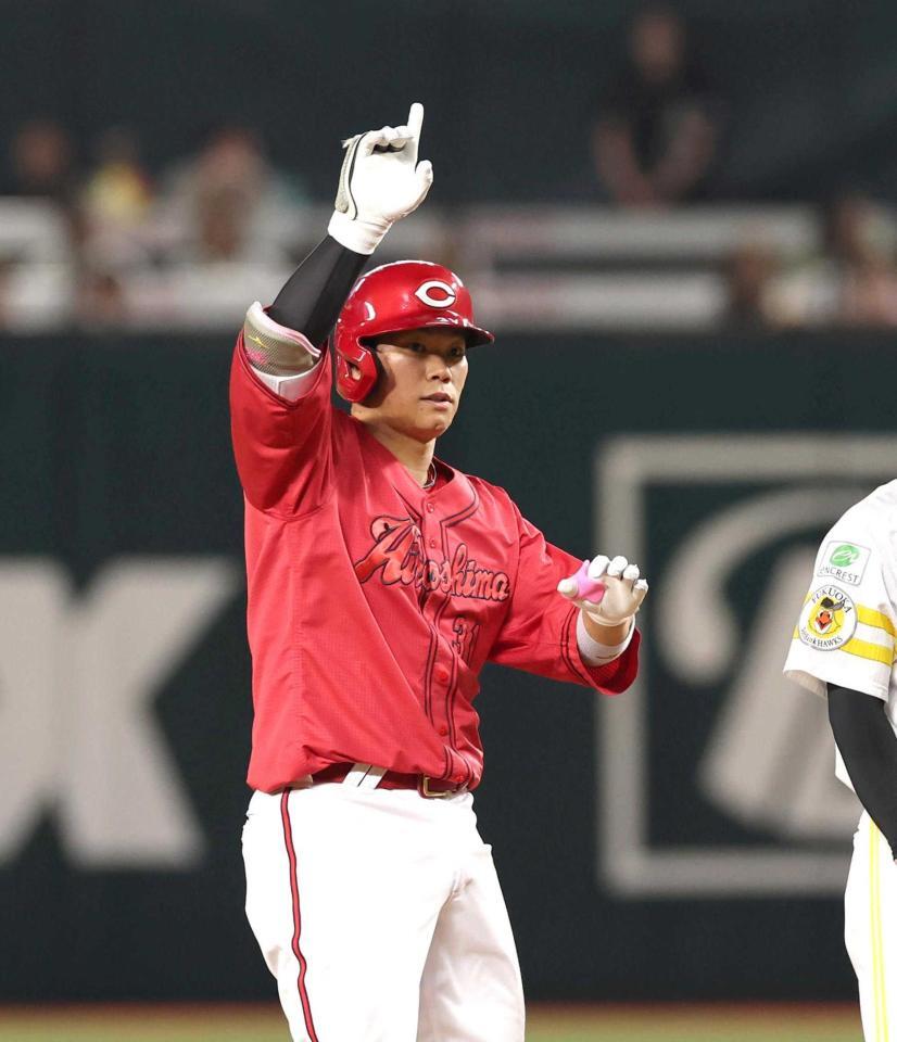 ３回、勝ち越しとなる適時二塁打を放った坂倉は指を立てる（撮影・北村雅宏）