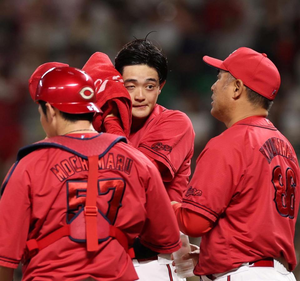 ６回、近藤に先制となる適時二塁打を浴びた岡本（中央）＝撮影・北村雅宏