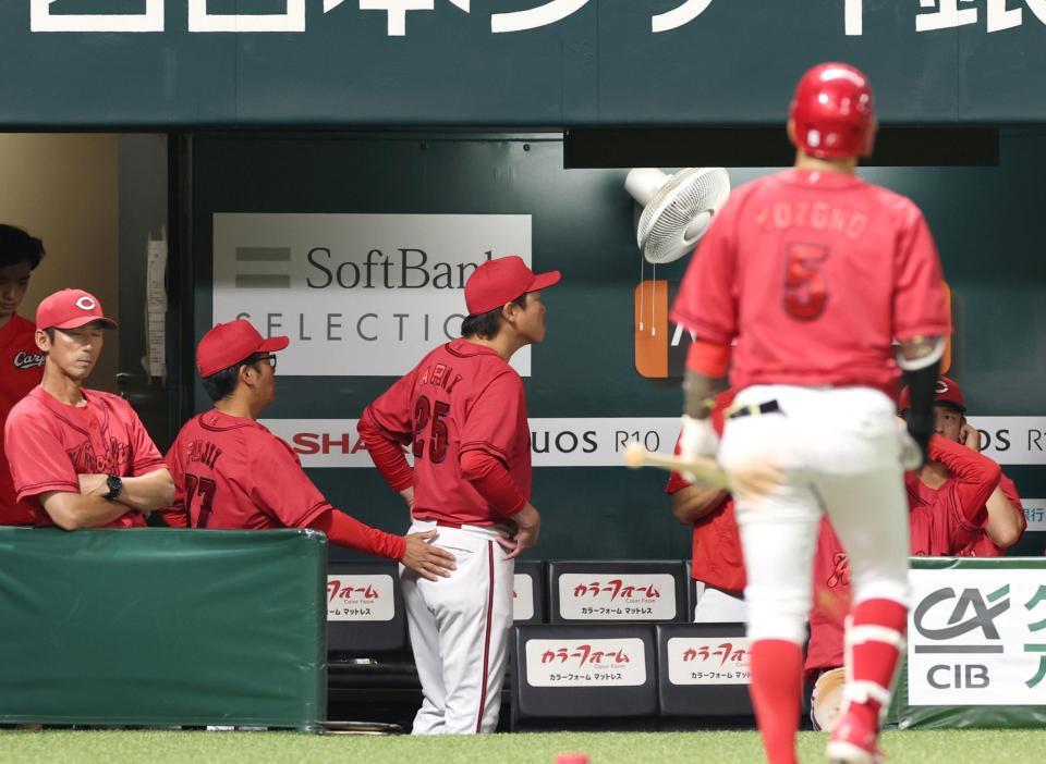 ソフトバンクにも３タテを食らい、藤井ヘッドコーチに促されながら足早に引き揚げる新井監督（中央）＝撮影・北村雅宏