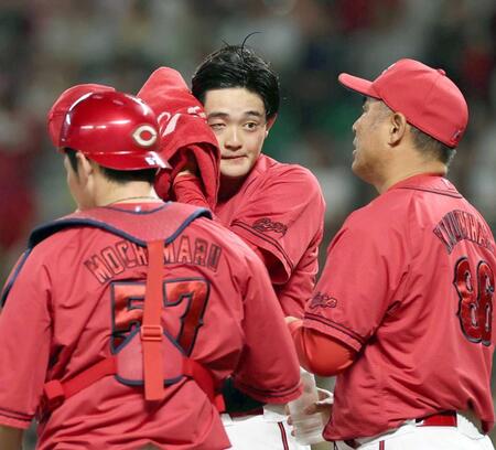６回、先制点を与え、汗を拭う岡本