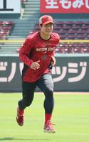 投手指名練習に参加し、ダッシュをする斉藤優（撮影・市尻達拡）