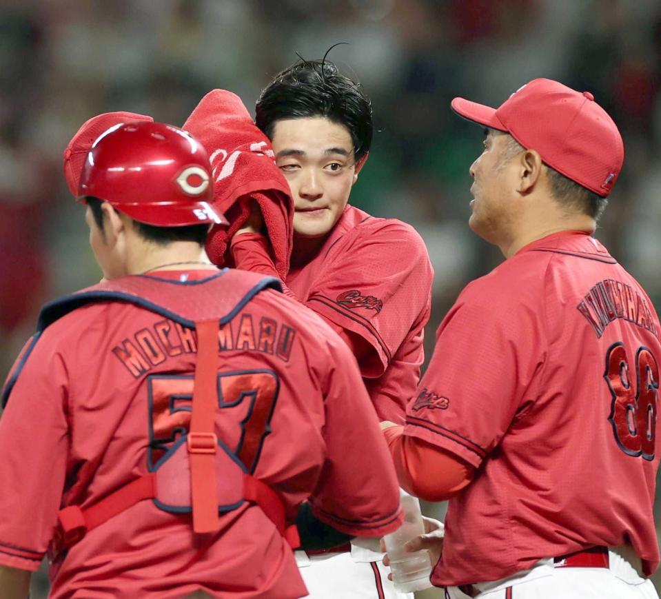 ６回、先制点を与え、汗を拭う岡本