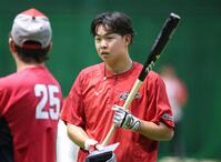 練習中に新井監督と言葉を交わす平川蓮（右）＝撮影・北村雅宏
