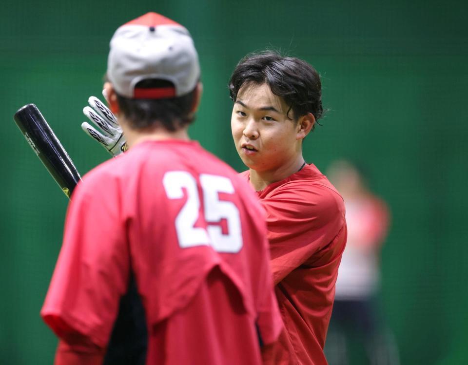 新井監督と談笑する平川（右）＝撮影・北村雅宏