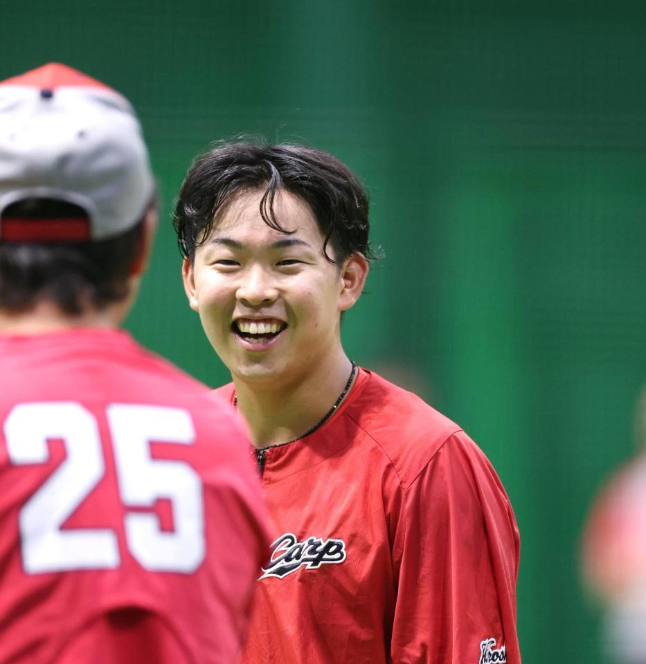 新井監督と談笑する平川（右）＝撮影・北村雅宏