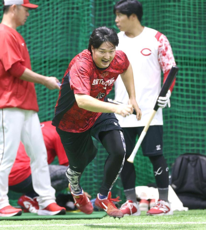 ダッシュする床田（撮影・北村雅宏）