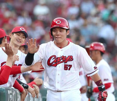 １回、２点適時二塁打を放った持丸はナインとタッチを交わす（撮影・北村雅宏）