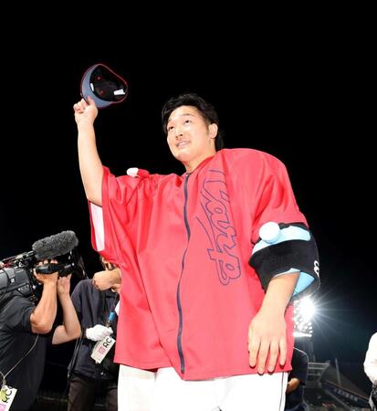 スタンドのファンの声援に応える床田（撮影・北村雅宏）