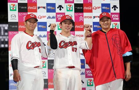 お立ち台でポーズをとる（左から）坂倉、持丸、床田（撮影・北村雅宏）